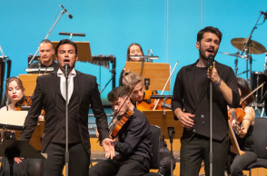 Ο Μάριος Φραγκούλης και Θοδωρής Βουτσικάκης τραγουδούν έργα Δημήτρη Μαραμή στους Δελφούς