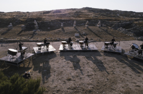 Το σύνολο κρουστών ΤΥΠΑΝΑ ερμηνεύει Ιάννη Ξενάκη στη Δήλο