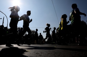 Πολίτες τρέχουν σε αγώνα δρόμου 