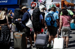 Εκδρομείς σε πλοίο αναμένουν την επιβίβασή τους