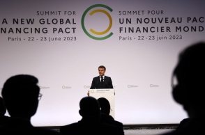 Γαλλία - σύνοδος κορυφής: Ο Μακρόν ζητά να προκληθεί «σοκ από τη δημόσια χρηματοδότηση» για την αντιμετώπιση της φτώχειας και της κλιματικής κρίσης.