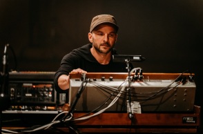 Nils Frahm: O Γερμανός συνθέτης μιλάει για το νέο άλμπουμ «Music for Animals», την ηχογράφησή του με τη σύζυγό του Nina, την κλασική μουσική.