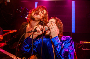 Pink Vanity: Τα αδέλφια Αλέξανδρος και Κωνσταντίνος Κρομμύδας, μιλούν για το indie rock συγκρότημά τους, πριν την εμφάνισή τους στο Release Athens 2023.