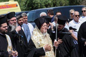 Σύγκρουση τρένων στη Λάρισα: Στον τόπο του σιδηροδρομικού δυστυχήματος στα Τέμπη ο Οικουμενικός Πατριάρχης Βαρθολομαίος - Τέλεσε τρισάγιο στη μνήμη των θυμάτων.