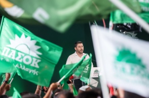 Ο Νίκος Ανδρουλάκης ανάμεσα σε σημαίες του ΠΑΣΟΚ