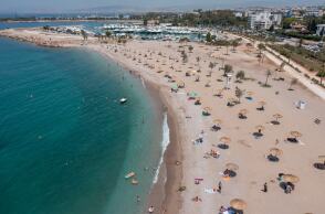 Έτοιμες να υποδεχθούν τους λουόμενους οι παραλίες της Γλυφάδας