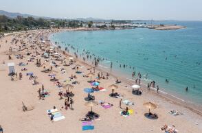 Έτοιμες να υποδεχθούν τους λουόμενους οι παραλίες της Γλυφάδας