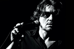 Ο μουσικός παραγωγός Άγγελος Σφακιανάκης θυμάται τη συνεργασία του με τον Θοδωρή Κοτονιά και τη δημιουργία του άλμπουμ «Τα Κλειδιά».