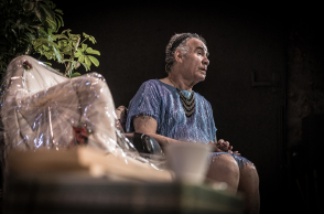 Ο Χρήστος Στέργιογλου στην παράσταση «Το ρόδο είναι ρόδο»