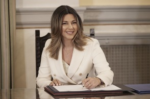 Η σεξιστική επίθεση ενάντια στη Σοφία Ζαχαράκη μετά την ανάληψη των καθηκόντων της στο νεοσύστατο Yπουργείο Κοινωνικής Συνοχής και Οικογένειας.