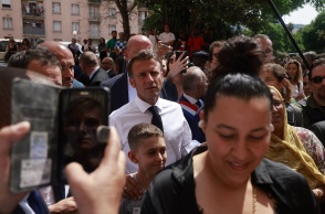 Γαλλία: «Συγκλονισμένος» για τον θάνατο 17χρονου από σφαίρα αστυνομικού δήλωσε ο πρόεδρος Μακρόν - Έκκληση  για ηρεμία μετά τη νύχτα έντασης στα προάστια.