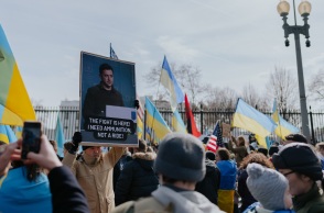 ΗΠΑ: Οι περισσότεροι Αμερικανοί τάσσονται υπέρ της παροχής όπλων στην Ουκρανία, σύμφωνα με δημοσκόπηση - Ενισχύεται η πολιτική Μπάιντεν στη ρωσική εισβολή.