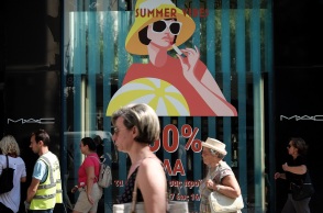 Θερινές εκπτώσεις: Η επίσημη ημερομηνία έναρξης - Ποια Κυριακή θα λειτουργήσει η αγορά - Όσα πρέπει να γνωρίζουν οι καταναλωτές.