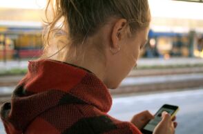 Νεαρή κοπέλα χρησιμοποιεί κινητό