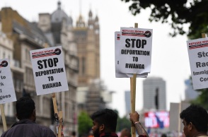 Βρετανία: Παράνομο έκρινε εφετείο το σχέδιο του Λονδίνου να απελαύνει τους παράτυπους μετανάστες στη Ρουάντα - Πλήγμα για την κυβέρνηση Σούνακ.