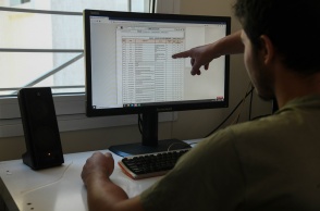 Υποψήφιων των πανελληνίων μπροστά από υπολογιστή για την υποβολή μηχανογραφικού και τις βάσεις 2023