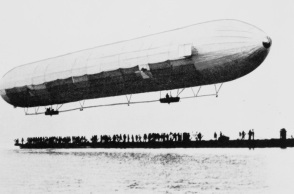 Σαν σήμερα 2 Ιουλίου: Το 1900, η πρώτη πτήση του Ζέπελιν - Η εφεύρεση του Φερδινάνδου φον Ζέπελιν που άλλαξε τον ρου της αεροπλοΐας στις απαρχές του 20ου αιώνα.