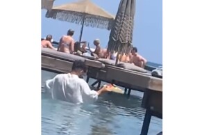 Σερβιτόρος σχεδόν κολυμπά για να παραδώσει παραγγελία στη Ρόδο