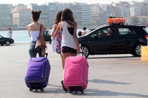 Νέες με τις βαλίτσες τους στο λιμάνι του Πειραιά ετοιμάζονται για επιβίβαση σε πλοίο