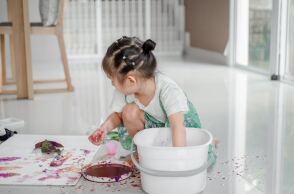 Παιδί ζωγραφίζει με τη βοήθεια φύλλων δέντρου