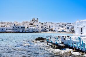 Πάλλευκα σπίτια στο νησί της Πάρου