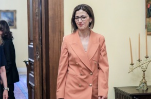 Ειρήνη Αγαπηδάκη: Ορκίστηκε ως αναπληρώτρια υπουργός Υγείας ενώπιον της Προέδρου της Δημοκρατίας και του πρωθυπουργού - Είχε βρεθεί θετική στον κορωνοϊό. 