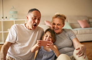 Οι διακοπές των παιδιών με τους παππούδες και τις γιαγιάδες: Τα πλεονεκτήματα και τα μειονεκτήματα