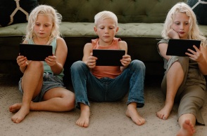 Ολλανδία: Τέλος κινητά τηλέφωνα, τάμπλετ και έξυπνα ρολόγια μέσα στις σχολικές αίθουσες από του χρόνου - Κυβερνητικό μέτρο για την προστασία των μαθητών.