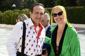 Ο Μάνος Βουλαρίνος σχολιάζει τις αντιδράσεις για το πώς ντύνονται οι βουλευτές όταν πάνε στη Βουλή.