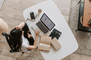 Γιατί συνεχίζουμε και δουλεύουμε από το σπίτι ενώ δεν μας κάνει καλό;