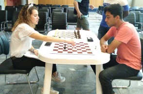 Θεσσαλονίκη: Σκακίστρια - πρόσφυγας από την Ουκρανία διδάσκει σκάκι σε προσφυγόπουλα από άλλες χώρες - Η Λάνα Μέρτζερ περιγράφει τις εμπειρίες της.