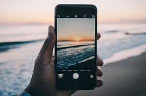 Ένας άνθρωπος τραβάει φωτογραφία την θάλασσα. 