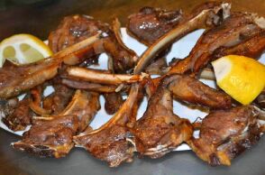 Κάποια στιγμή, ένα scrolle στο fb μου σύστησε τον βίο και την πολιτεία της κυρίας Γεωργίας. Κάτω από τον τίτλο μιας ταβέρνας στα Κάτω Πατήσια, μια παλιά Ελληνίδα διηγείται στην κόρη της, που την βιντεοσκοπεί, στιγμές από τη ζωή της. Χρόνια δύσκολα στο χωριό, όπου όλα έλειπαν και όμως όλα υπήρχαν, εποχές της απόλυτης ανέχειας, ο ερχομός στην Αθήνα, ο μόχθος, η προκοπή που χτίστηκε λιθαράκι-λιθαράκι με κόπο και σκληρή δουλειά. Ακούω μαγεμένη το λόγο της, όσο αυτή διηγείται καθαρίζοντας χόρτα ή φασ