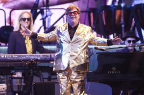 Έλτον Τζον: Κατέθεσε υπέρ του Κέβιν Σπέισι στη δίκη για σεξουαλική επίθεση