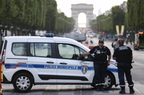 Αστυνομικοί δίπλα σε περιπολικά στη Γαλλία