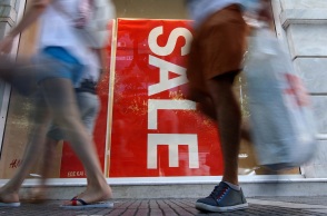 Ξεκινούν τη Δευτέρα οι θερινές εκπτώσεις - «Ανάσα» για λιανεμπόριο και καταναλωτές - Το χρονοδιάγραμμα και οι εκτιμήσεις για τον τζίρο. 