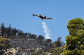 Πυρκαγιά σε δασική έκταση στην Μεγάλη Λάκκα στο Καρλόβασι Σάμου - Έχει τεθεί υπό μερικό έλεγχο - Στο σημείο επιχειρούν 24 πυροσβέστες.