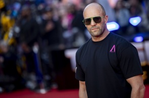 Τζέισον Στέιθαμ: Στο Πήλιο για τα γυρίσματα του «The Castaways» - Η τηλεοπτική σειρά αποτελεί παραγωγή του BBC - Αεροπλάνο τοποθετήθηκε στο δάσος της Ανάληψης.