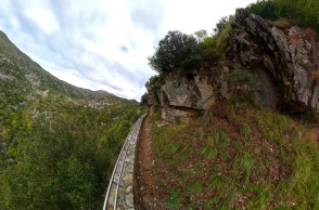 Ταξίδι στους Καλαρρύτες: Μια πρωτότυπη εικονική περιήγηση στο μονοπάτι που συνδέει το χωριό της Ηπείρου με το Συρράκο 