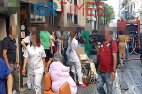 Ασθενείς στο πεζοδρόμιο κατά τη διάρκεια απομάκρυνσής τους από κλινική στη Θεσσαλονίκη