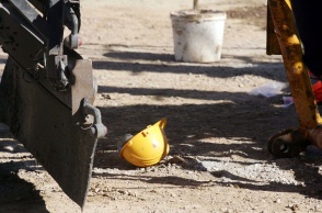 Προστατευτικό καπέλο εργαζόμενου - Εικόνα που παραπέμπει σε εργατικό ατύχημα