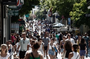 Κόσμος στην Ερμού τον εμπορικότερο δρόμο της Αθήνας