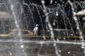 Σιντριβάνι στην Ομόνοια προσφέρει λίγες στιγμές δροσιάς στην Αθήνα εν μέσω καύσωνα