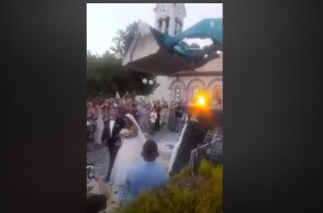 Βόλος: Με χωματουργικό μηχάνημα το ρύζι στον γάμο