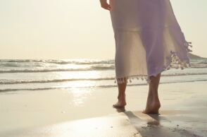 Γυναίκα στην ακροθαλασσιά 