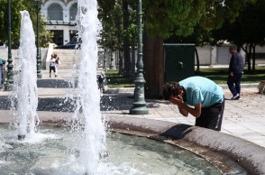 Άνδρας δροσίζεται στο συντριβάνι του ΣυντάγματοςΆνδρας δροσίζεται στο συντριβάνι του Συντάγματος