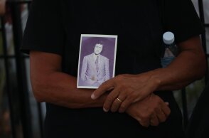 Γυναίκα με μαύρα κρατά στα χέρια της τη φωτογραφία αγνοουμένων μετά την τουρκική εισβολή στην Κύπρο