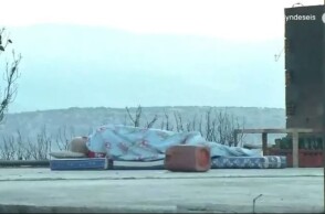 Άνδρας κοιμάται πάνω στο καμένο σπίτι του στη Μάνδρα