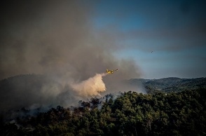 Καναντέρ επιχειρεί για την κατάσβεση φωτιάς στη Ρόδο