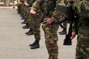 Αλεξιπτωτιστές σε παράταξη στη Σχολή στον Ασπρόπυργο